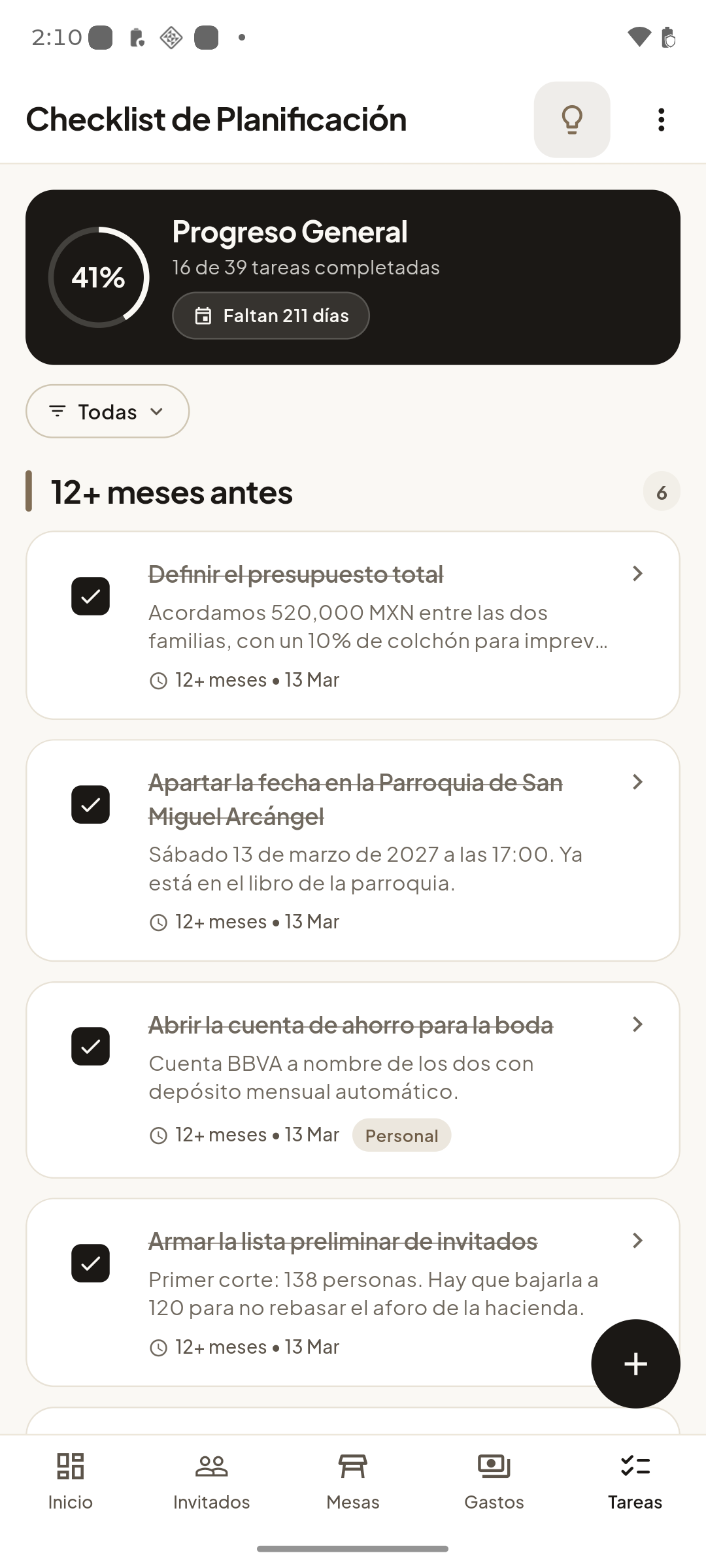 Checklist en la app: progreso general del 41%, 16 de 39 tareas completadas, faltan 211 días, y el bloque de 12+ meses antes con cuatro tareas ya tachadas.