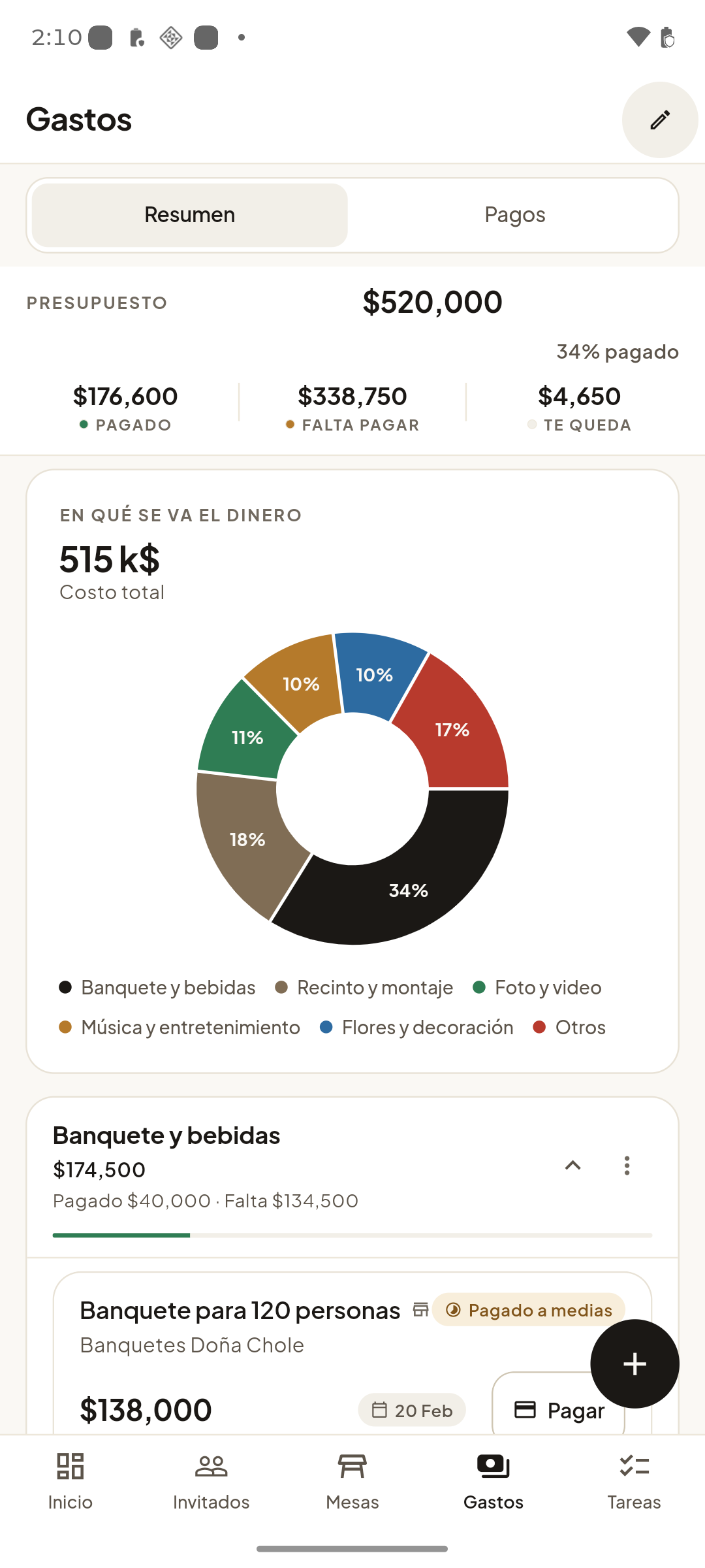 Pantalla de gastos en la app: presupuesto de 520,000, 34% pagado, y una gráfica de dona del reparto por categorías con banquete y bebidas al 34%, recinto y montaje al 18% y foto y video al 11%.