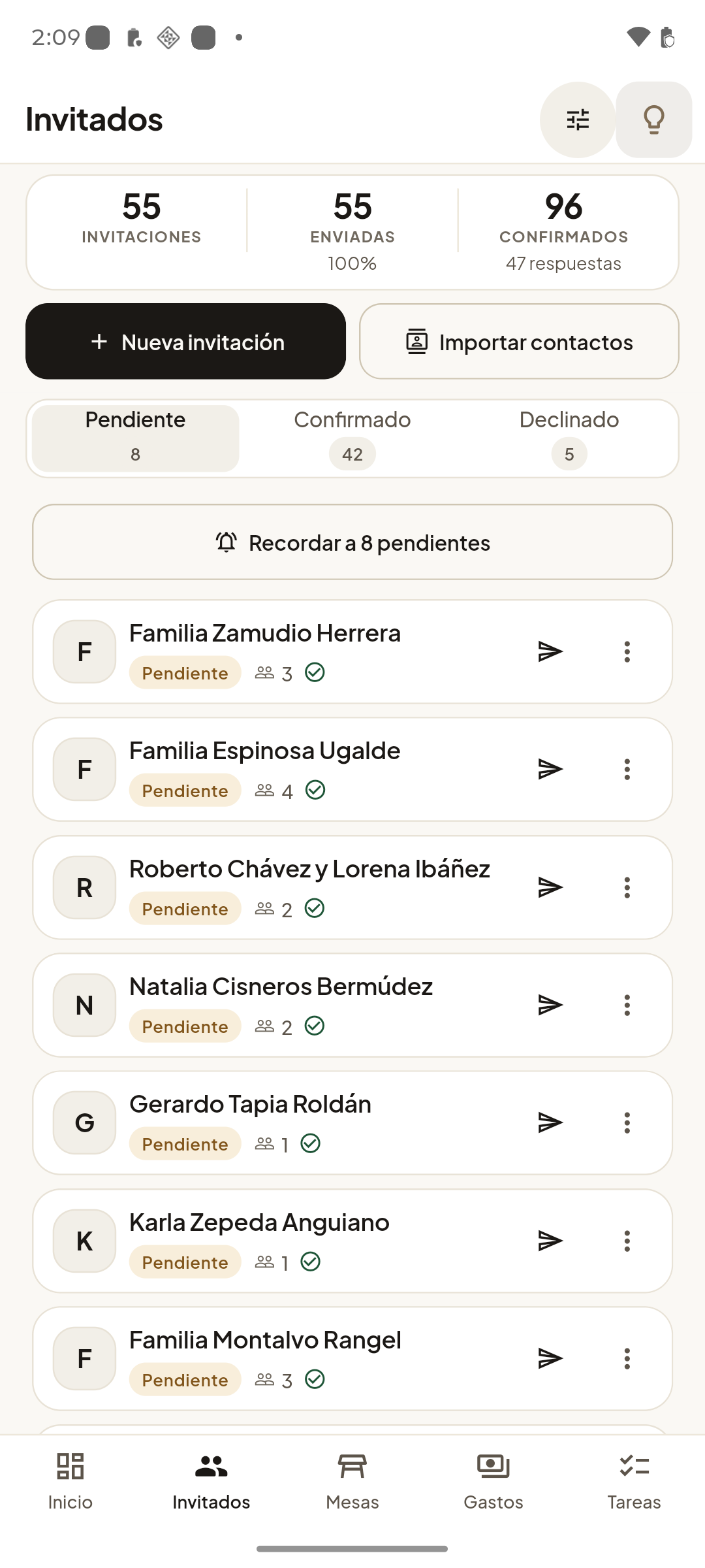 Pantalla de invitados en la app: 55 invitaciones, 55 enviadas, 96 confirmados en 47 respuestas, filtros de pendientes, confirmados y declinados, y la lista de familias con su cupo.