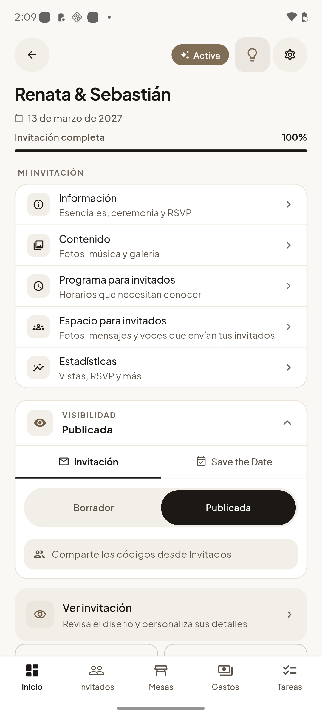 La misma boda en la app móvil: invitación completa al 100%, accesos a información, contenido, programa y estadísticas, y la visibilidad en publicada.
